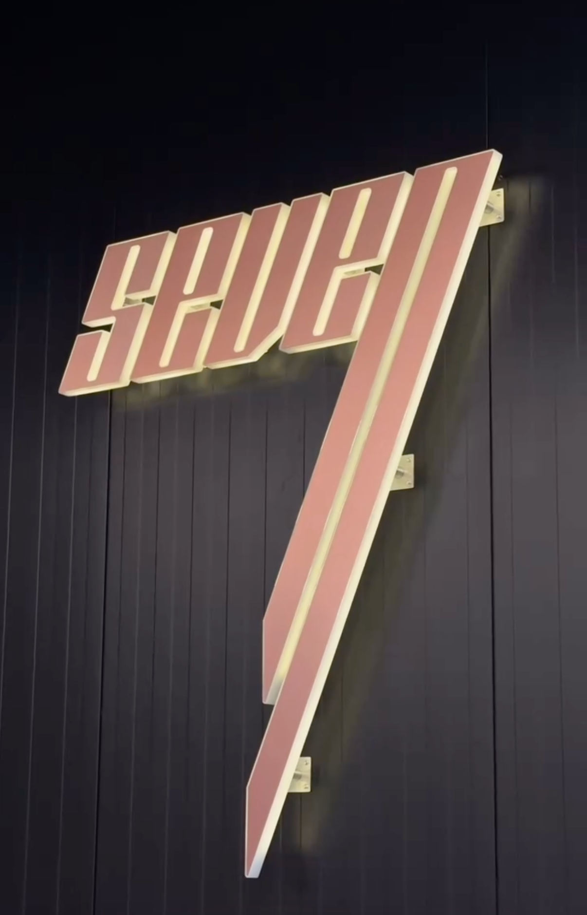 Przestrzenne litery reklamowe LED – realizacja MARSEN, widok montażu 2